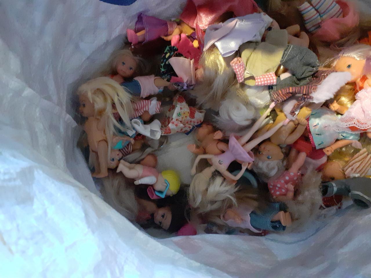 40 Kleine popjes met kleding en wat accessoires