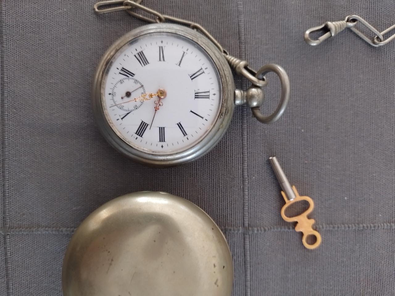 Oude goed werkende zakhorloge met sleutel