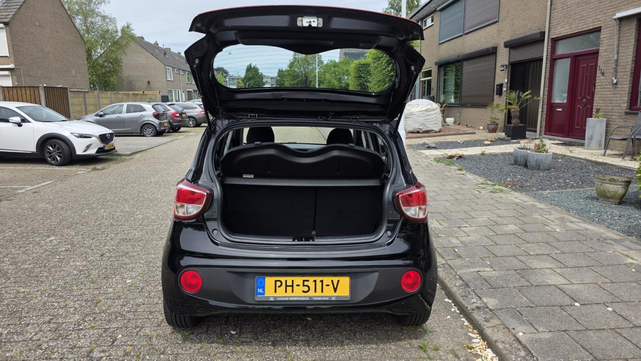 Hyundai I10 2019 met 69300 km Zwart met rode spiegels en sierstrippen.