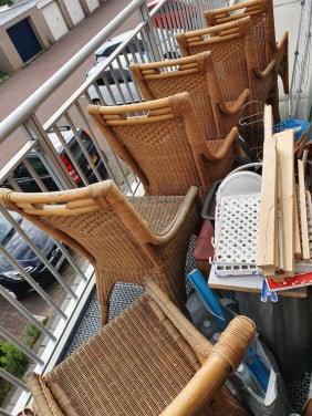 6 rieten stoelen nu ophalen anders naar de stort