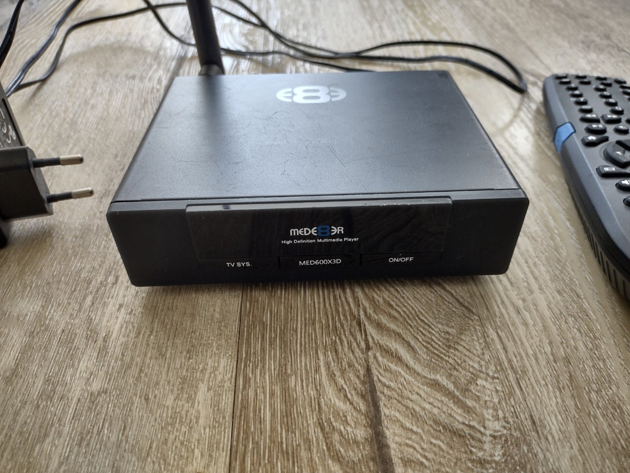 Nette mediaspeler Mede8er, MED600X3D met afstandsbediening.
