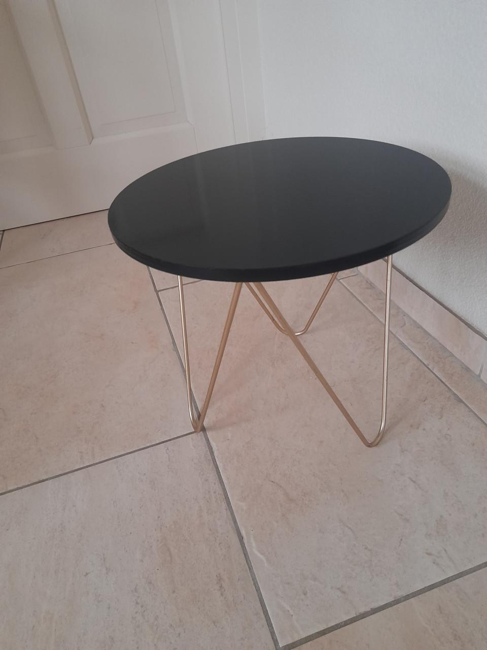 Bijzet tafeltje 35 doorsnede en 31 hoog (in goede nette staat )