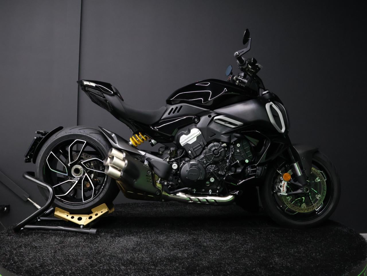 DIAVEL V4 | Carbon + Accessoires (T.w.v. €2680.-)
