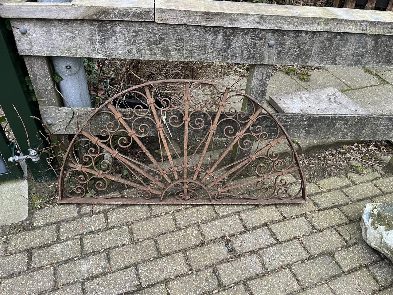 Ornamenten, Raamframe  Sierwerk metaal