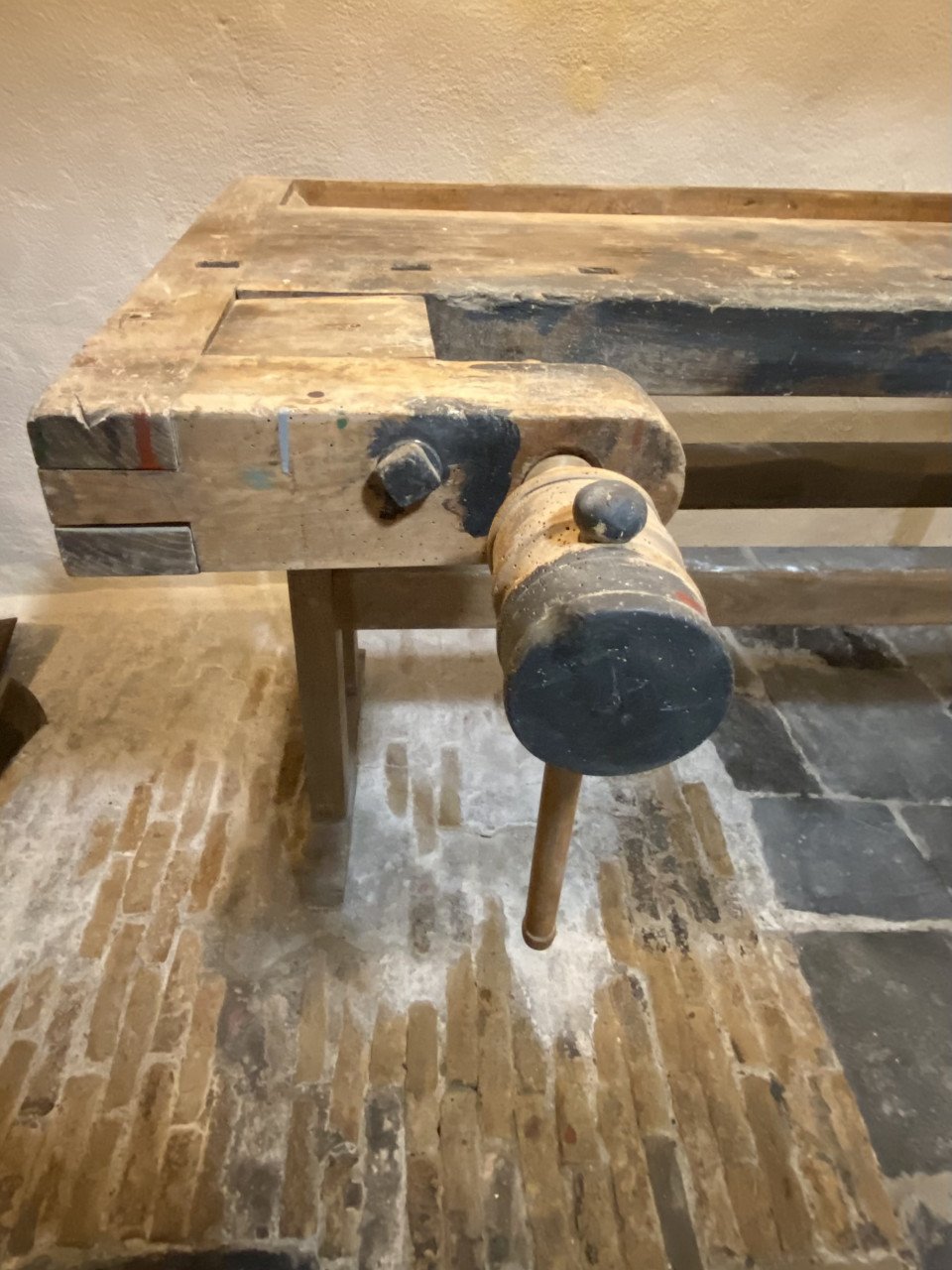 Antieke houten werkbank 175 jaar oud