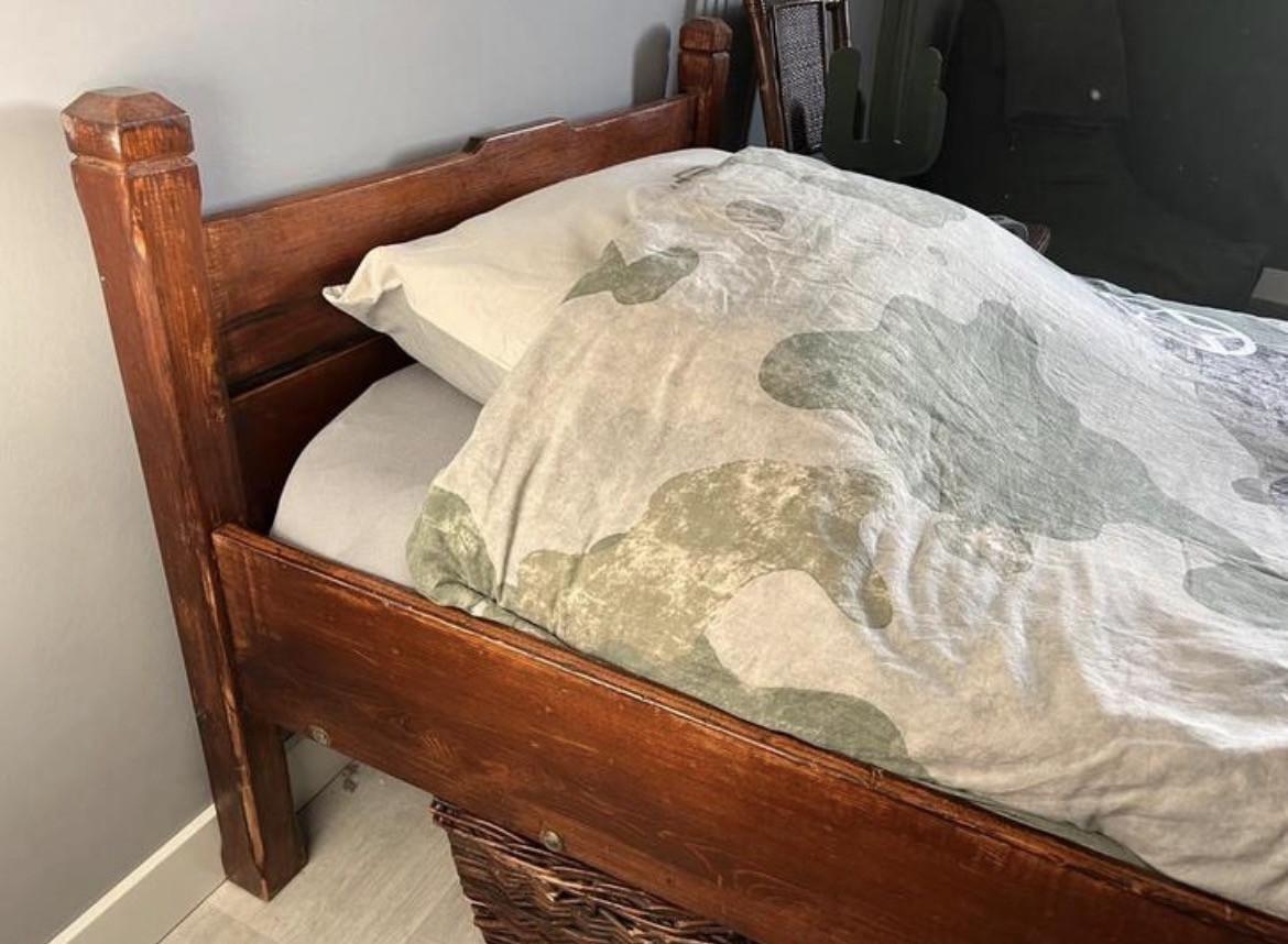 Bruin gebeitst bed hout incl. opbergmanden