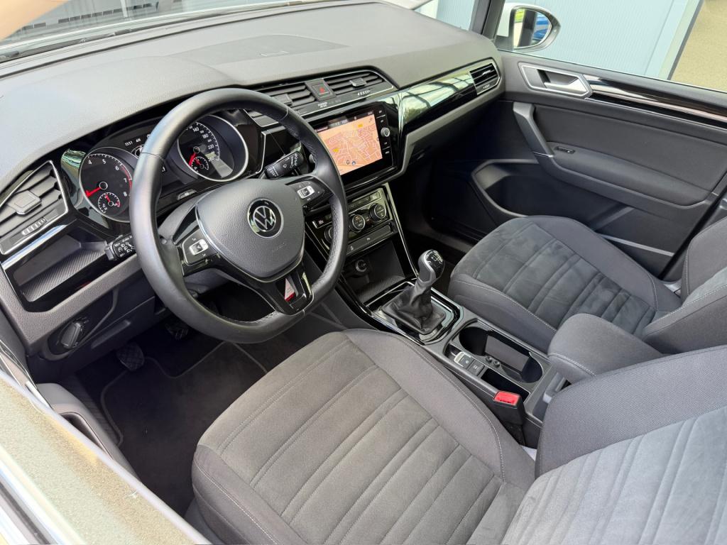 Volkswagen Touran 1.5 tsi 150pk highline | trekhaak | led | carplay | 17 in