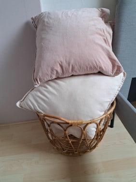 Mand met kleedje en kussens