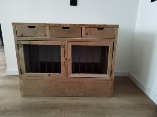 🐾 Sfeervol Houten Hondenhokje – Compact, Comfortabel & Stijlvol! 🐾