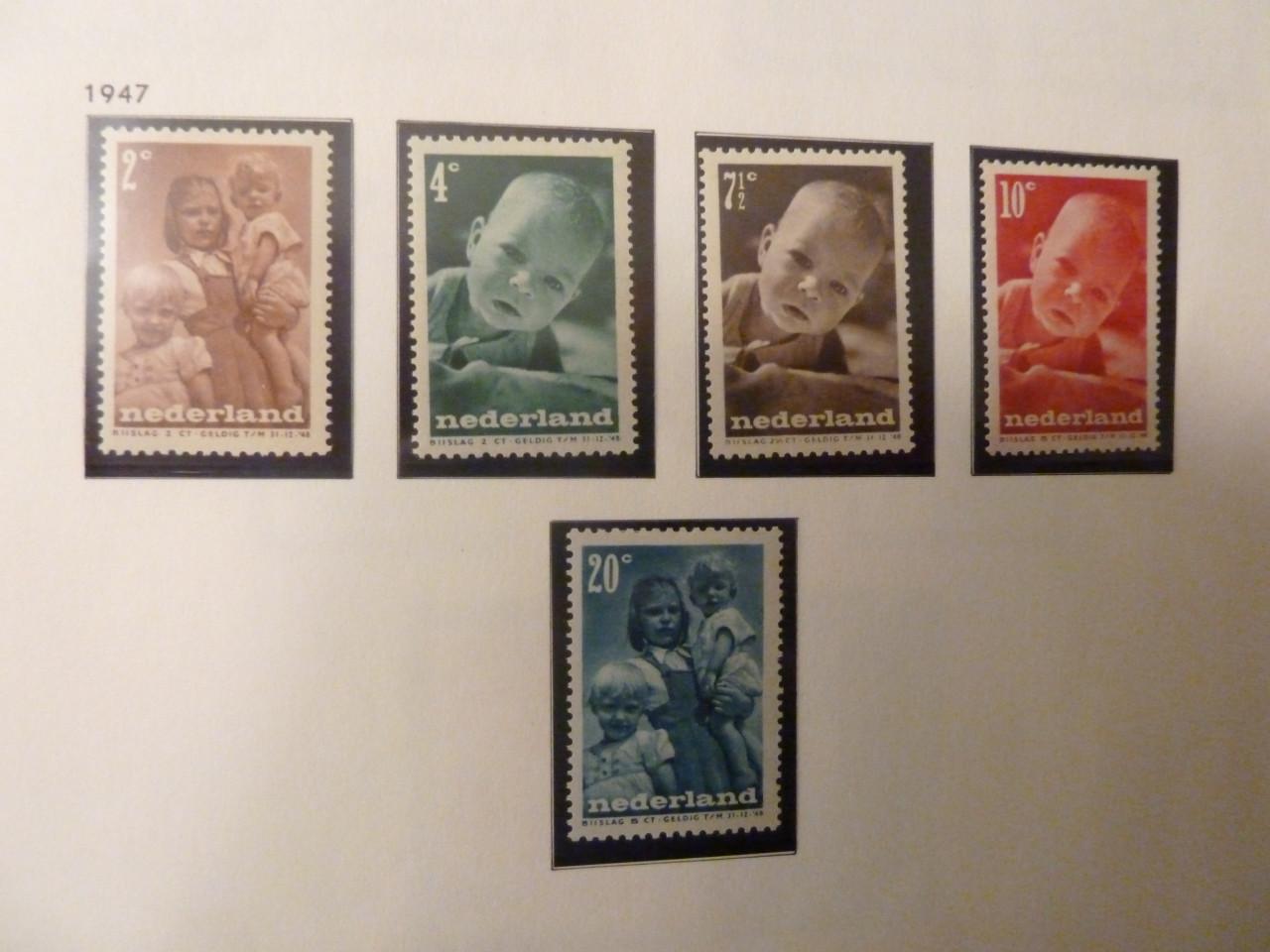 RUIM 700 POSTFRISSE ZEGELS IN LUXE DAVO ALBUM.