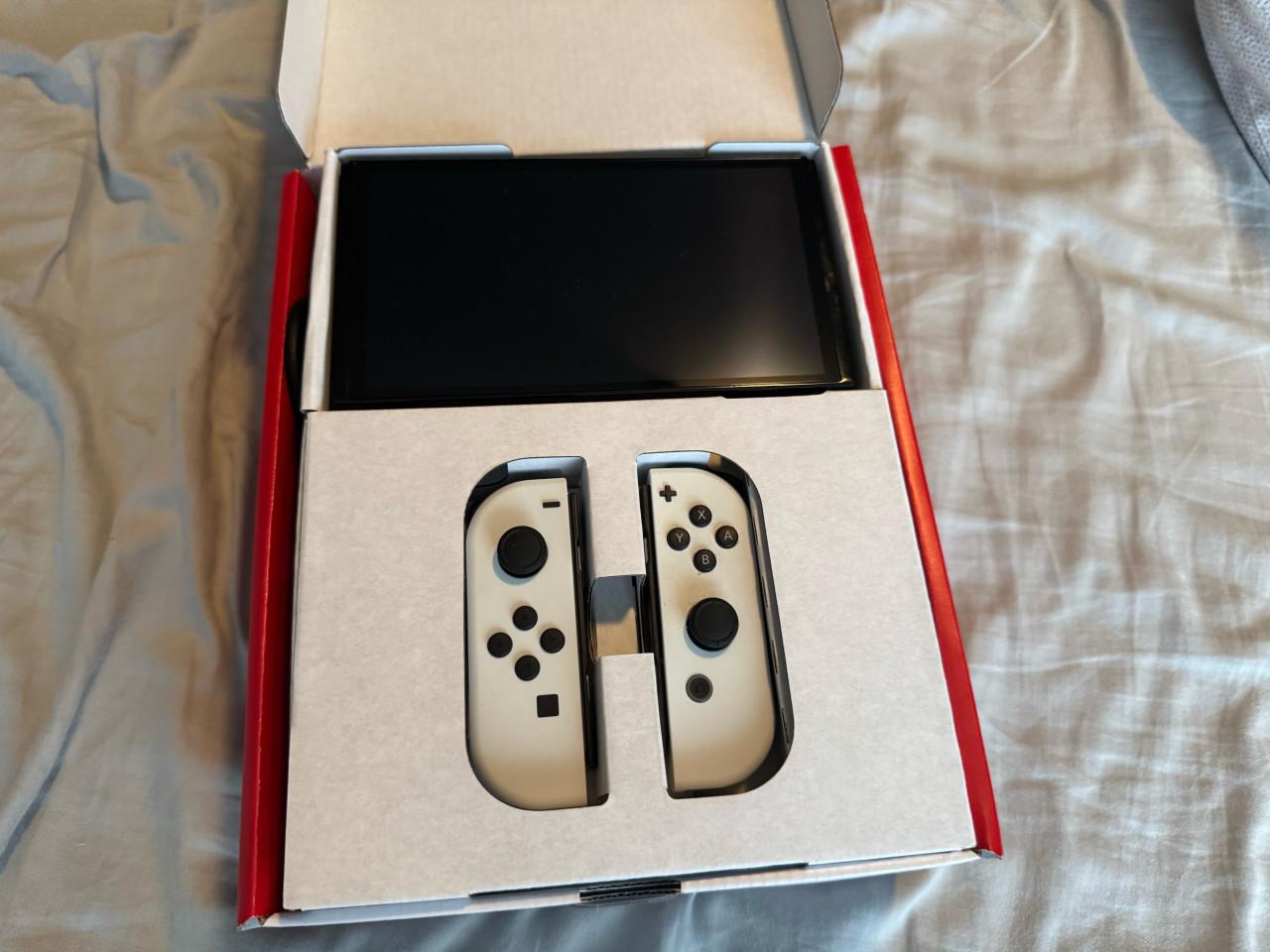 Nintendo Switch OLED + 6 Games - Nieuwstaat!