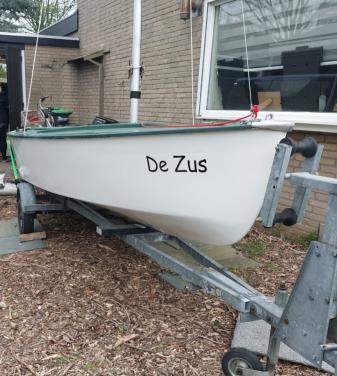 Mooie zeilboot volksboot 480