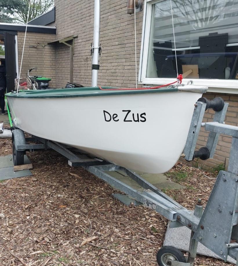 Mooie zeilboot volksboot 480