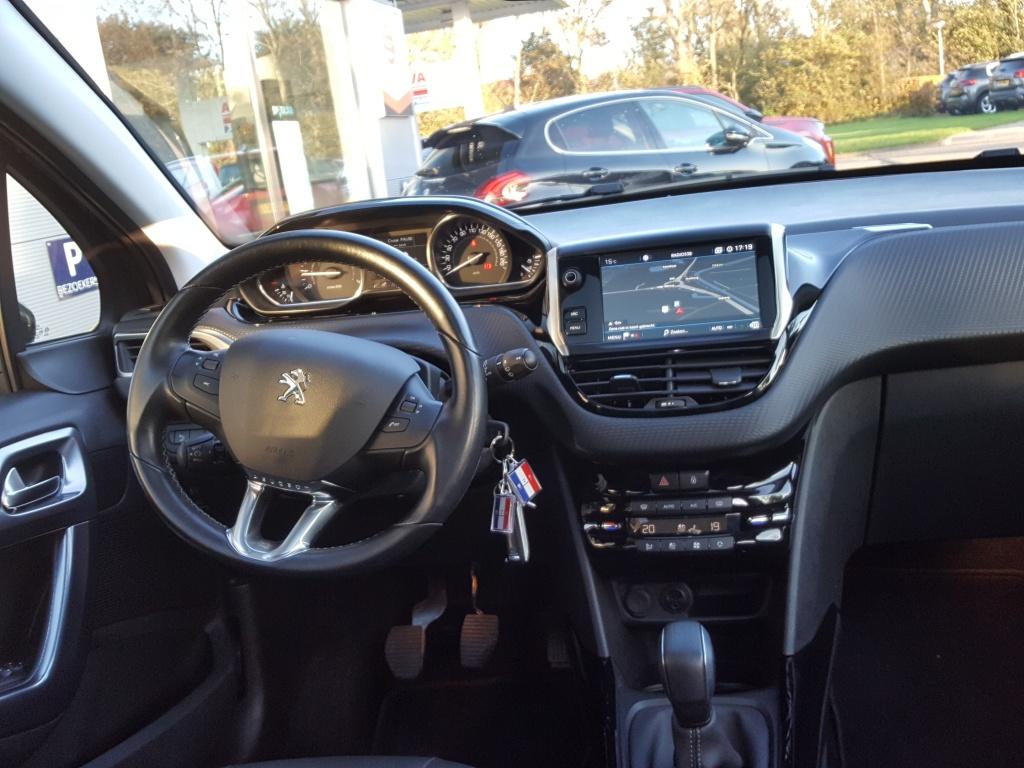 Peugeot 2008 1.2 puretech 110pk allure trekhaak | apple carplay & android a
