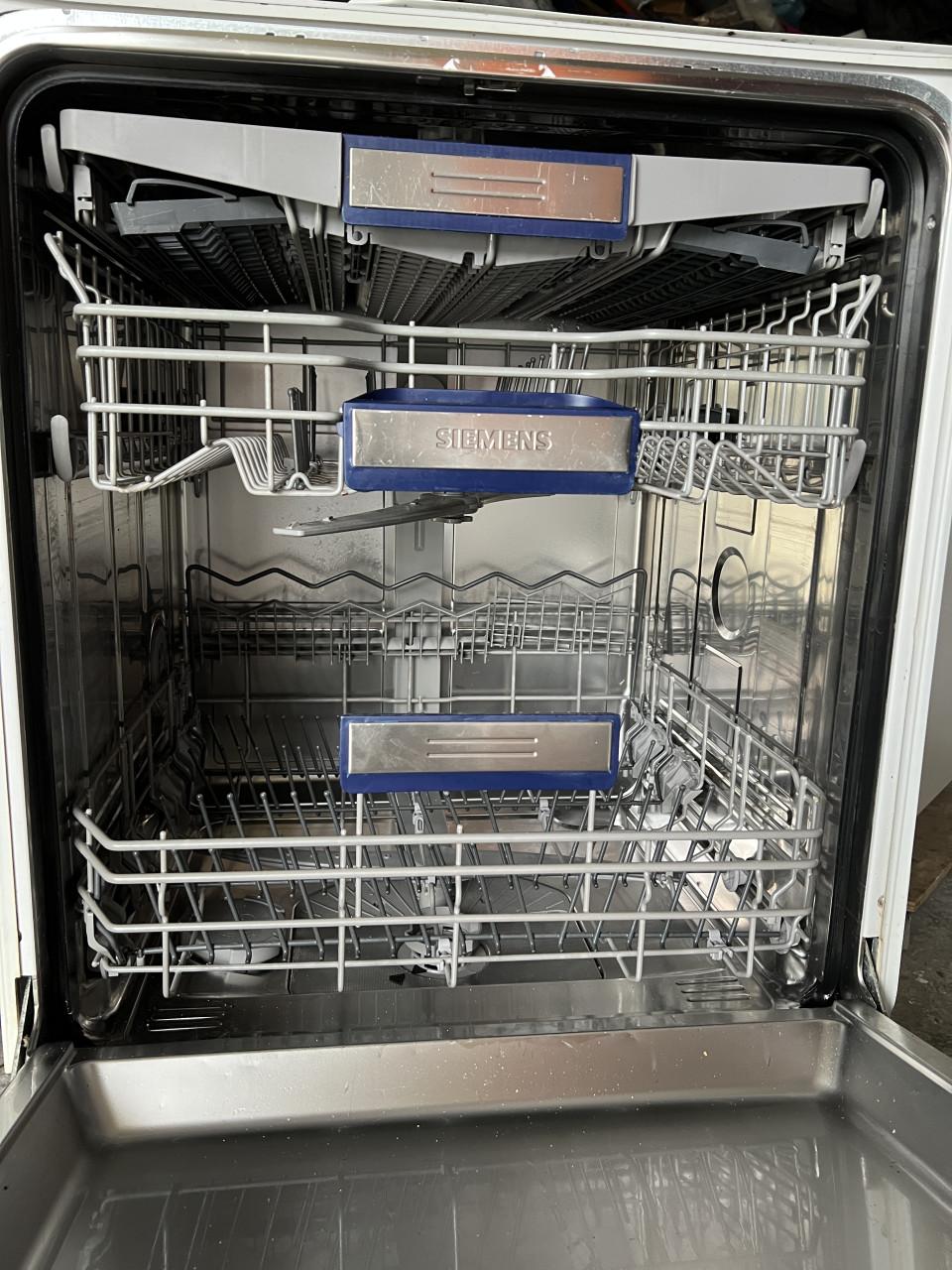Siemens inbouw Vaatwasser met bestek lade 83x60 cm.