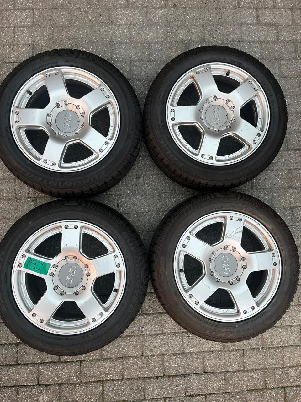 Diverse banden met velgen te koop
