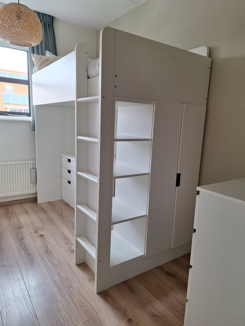 Hoogslaper met bureau en kast