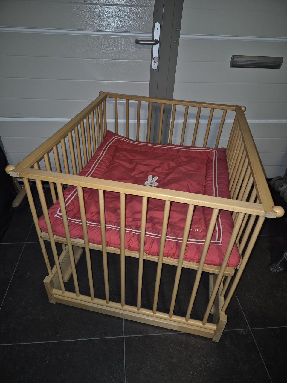 Kinderbox met verstelbare bodem.