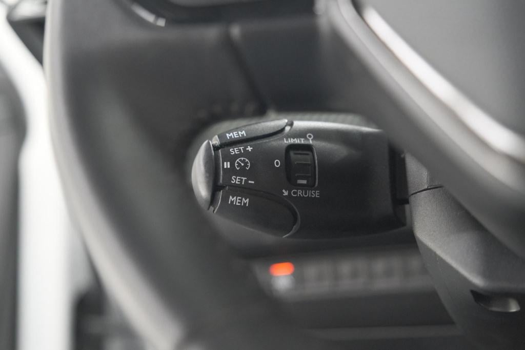 Peugeot 208 puretech 100 pk allure | apple carplay | parkeersensoren | lich