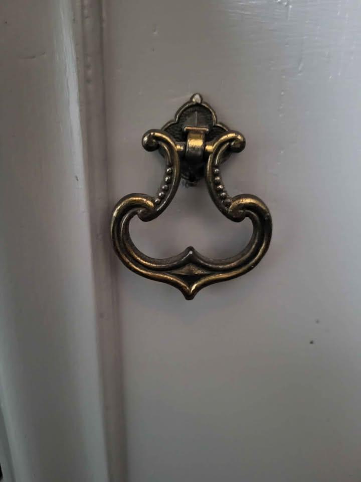 Recentelijk opgeknapte set nachtkastjes beige