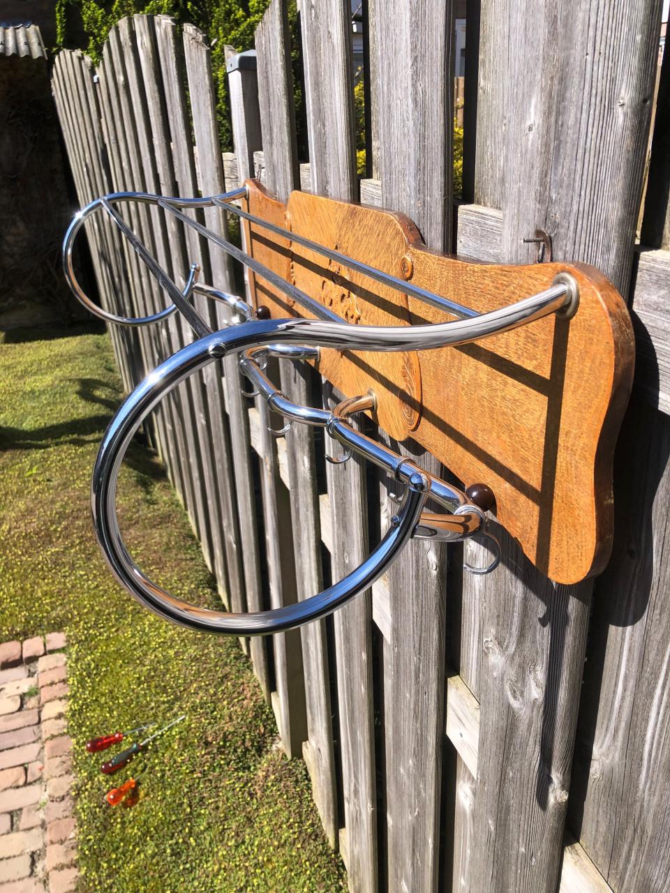 Vintage eikenhouten wandkapstok met chromen stangen en haken