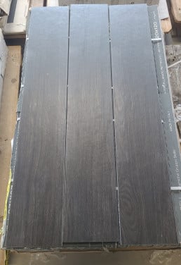 3030-162 ca 7,5 m² zwartbruine houtlook tegels, 20x120 cm, van € 59,96 voor