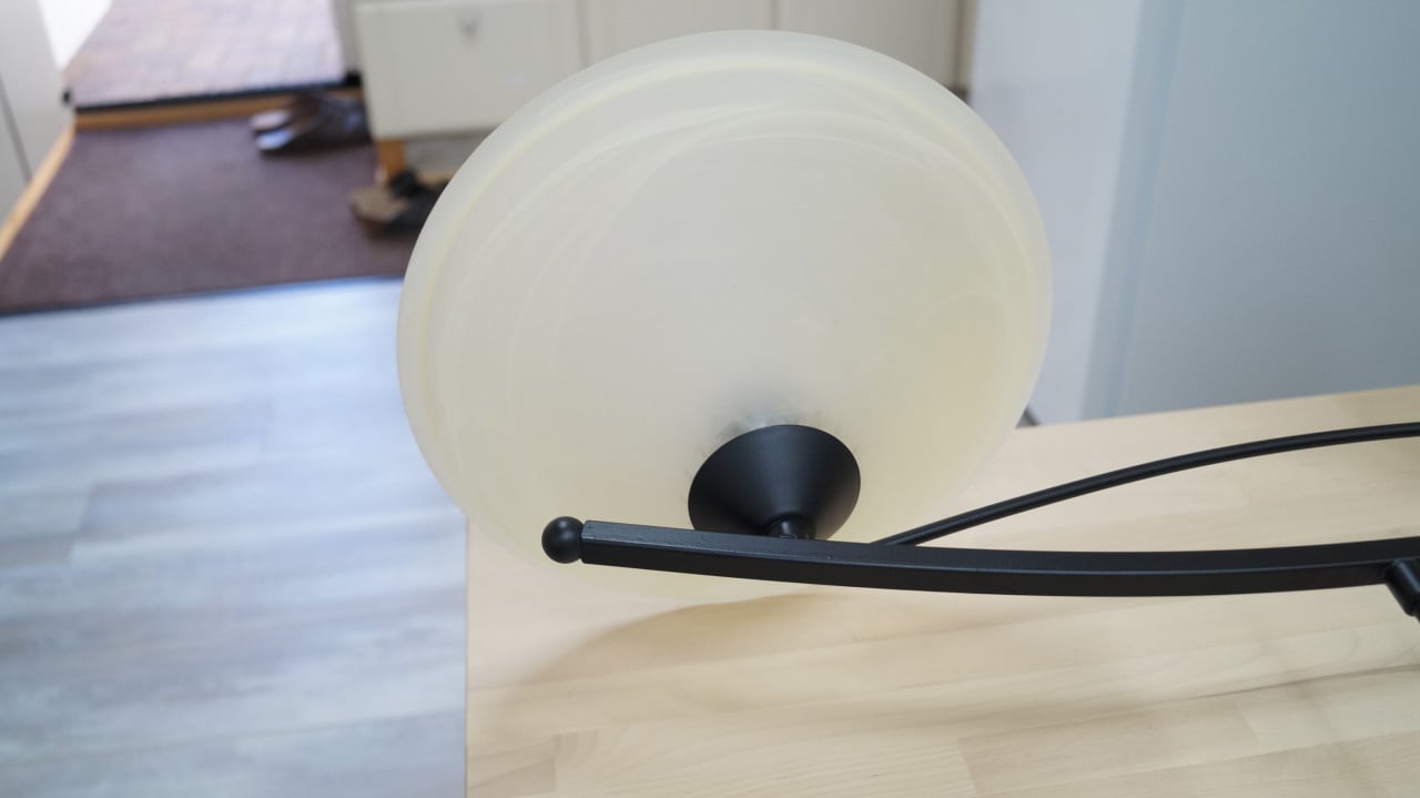 Zwart metalen hanglamp met 2 melkglazen kappen.