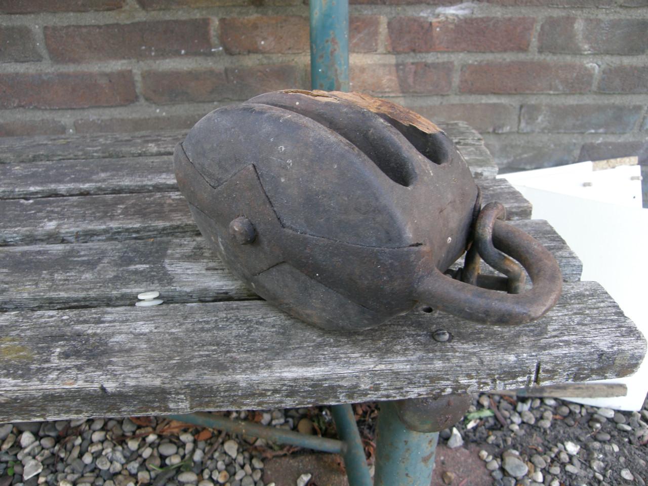 Scheepsblok met gesmeed buitenbeslag
