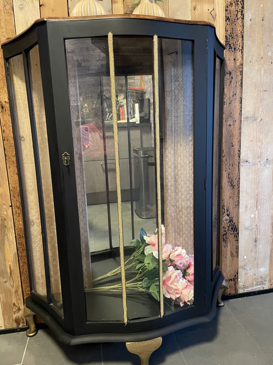 Te koop: Stijlvolle vintage vitrinekast – een echte eyecatcher!