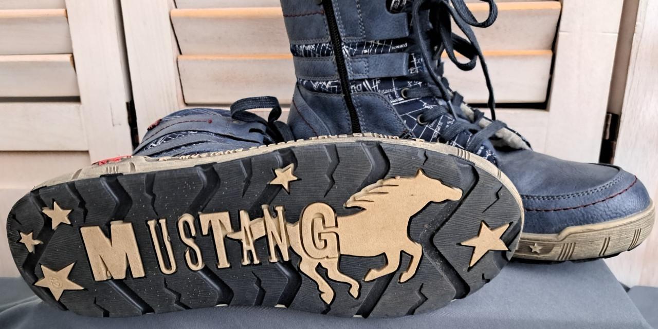 Mooie gevoerde Mustang schoenen, mt. 42