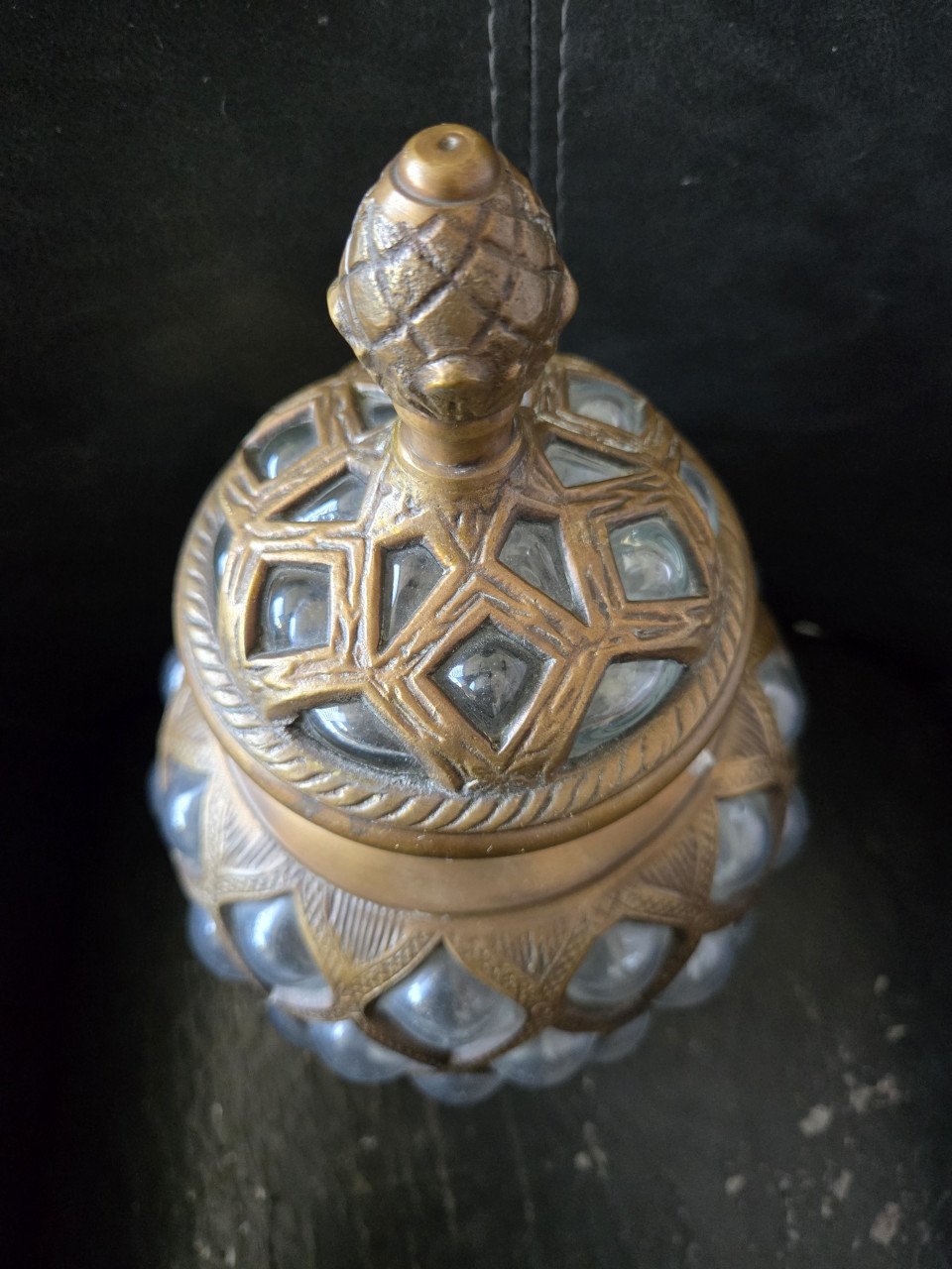 Decoratieve pot met deksel van helder glas en messing. Afm: 18 x 32 cm.