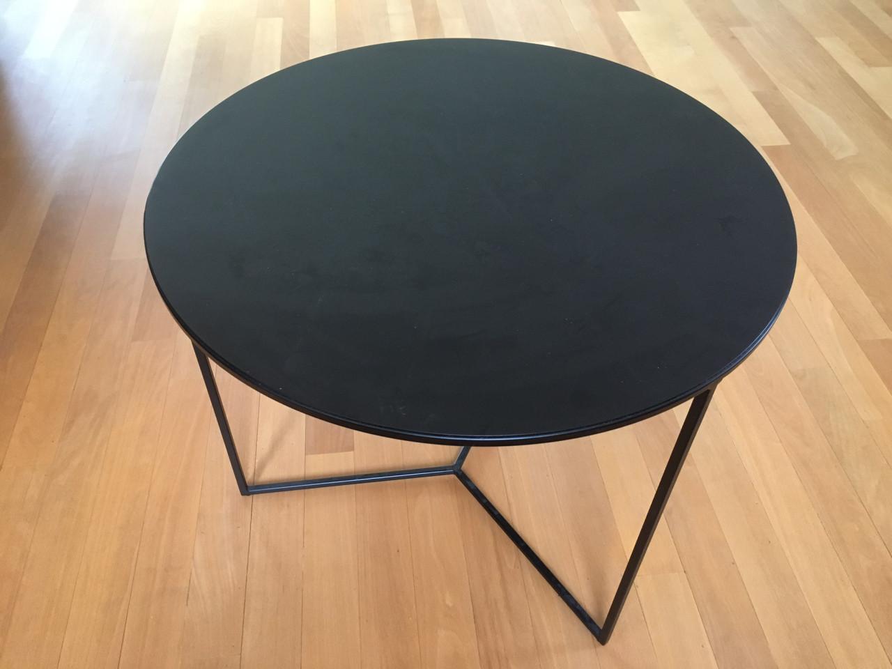 Bijzettafel, staal, gekocht bij Goossens wonen!