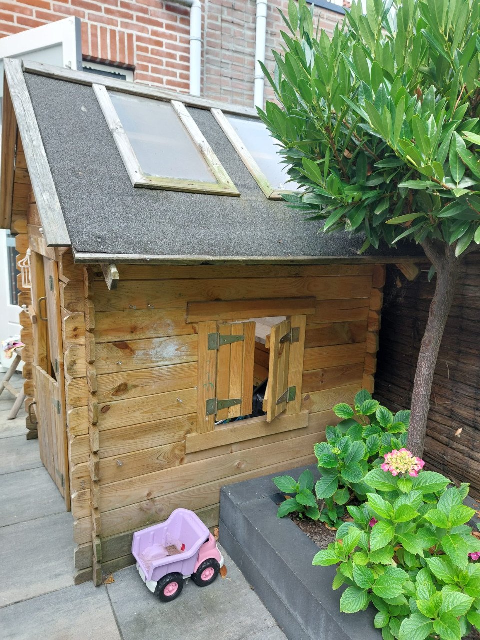 Houten kinderspeelhuisje