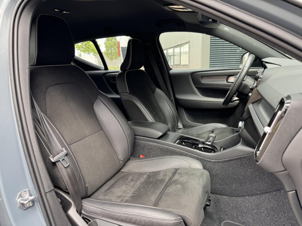 Volvo XC40 recharge p8 awd r-design 408pk | trekhaak uitklapbaar | navigati