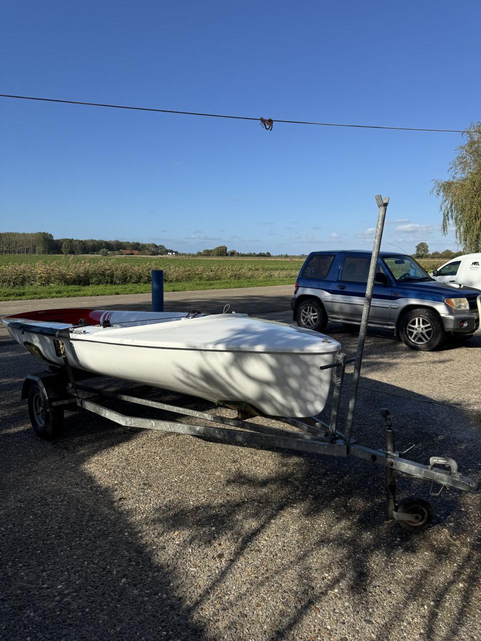 Zeilboot met trailer/strand trailer