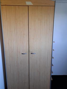 In goede staat zijnde klerenkast hang/leg