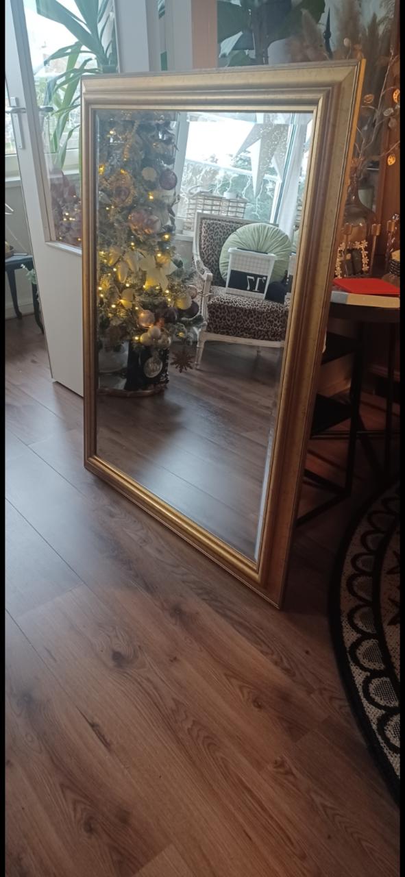 Grote Spiegel met goudkleurige lijst.