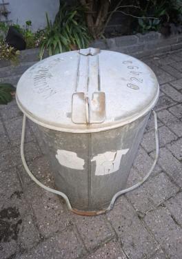 Oude zinken vuilnisbak Kruiningen