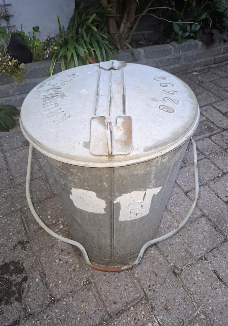 Oude zinken vuilnisbak Kruiningen