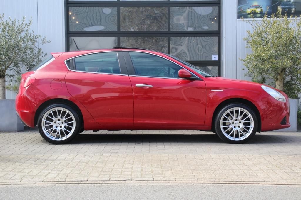 Alfa Romeo Giulietta 1.4 turbo turismo -170 pk - trekhaak - panoramadak - p