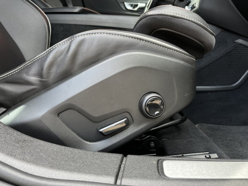 Volvo S60 2.0 t5 r-design | pano | pilot assist | head-up | carplay | stuur