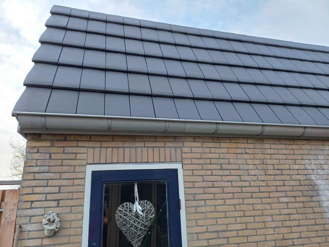 Nieuwe Nelskamp dakpannen en vorstpannen G-10 engobe donkergrijs mat