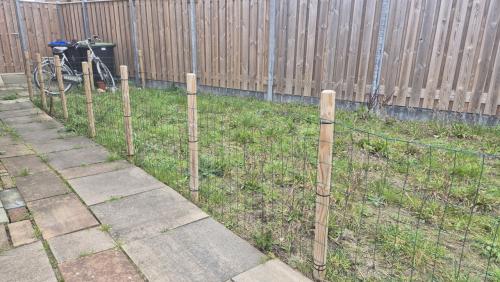 Gaashekwerk met houten paaltjes