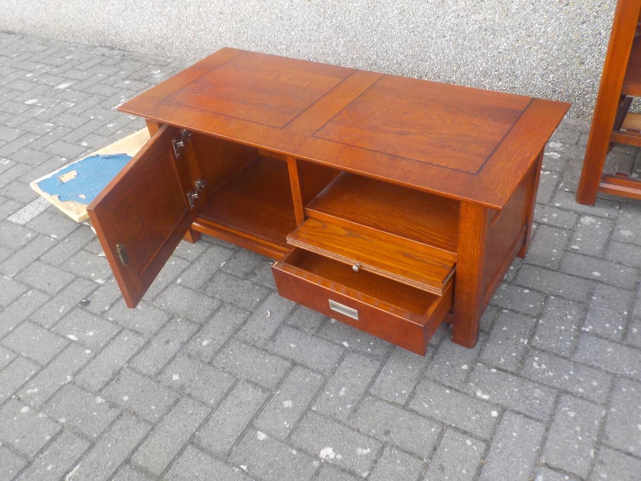 Geheel massieve verlengbare tafel + armleuning stoelen in goede staat
