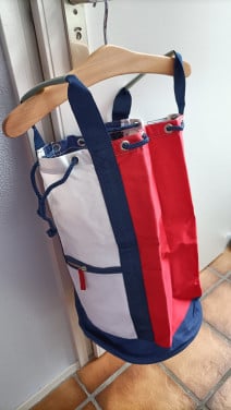 Diepe/lange tas, ronde vorm. Nieuw. Kleuren, rood, wit, blauw.
