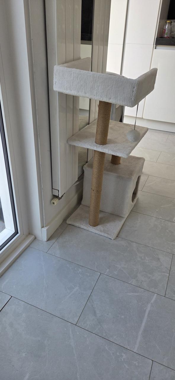 Mooie en compacte krabpaal / kattenboom – Wit pluche (Zgan)