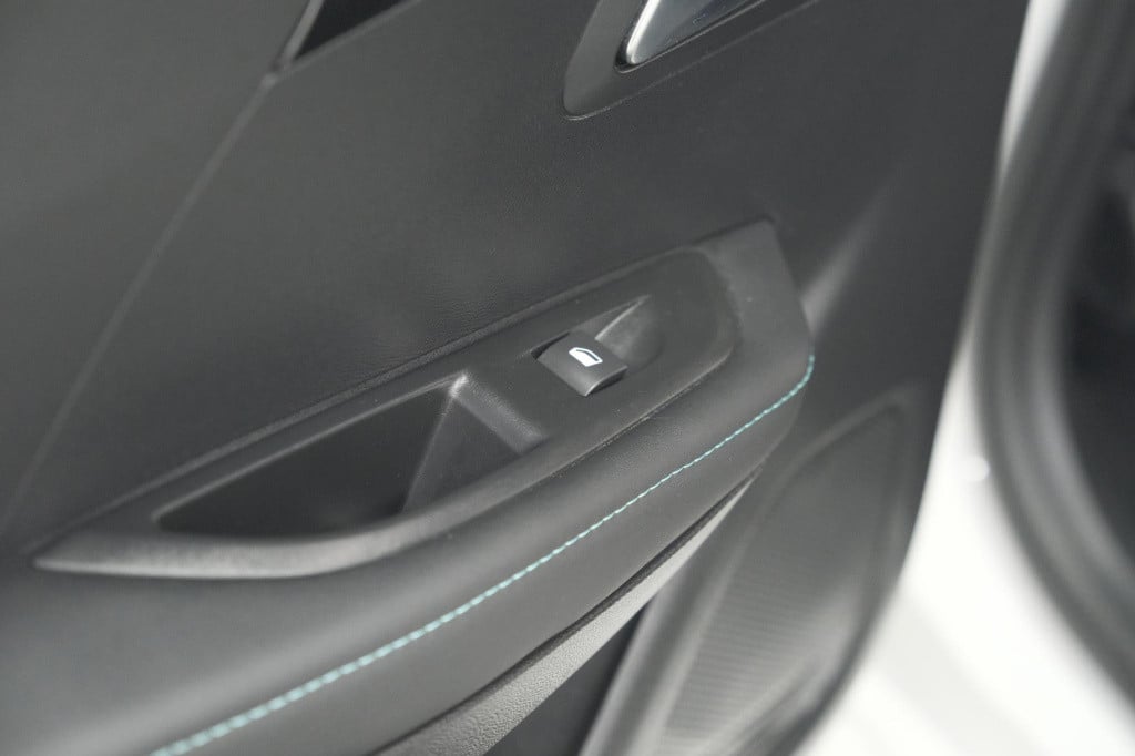 Peugeot 208 puretech 100 eat8 allure pack | camera | navigatie | apple carp
