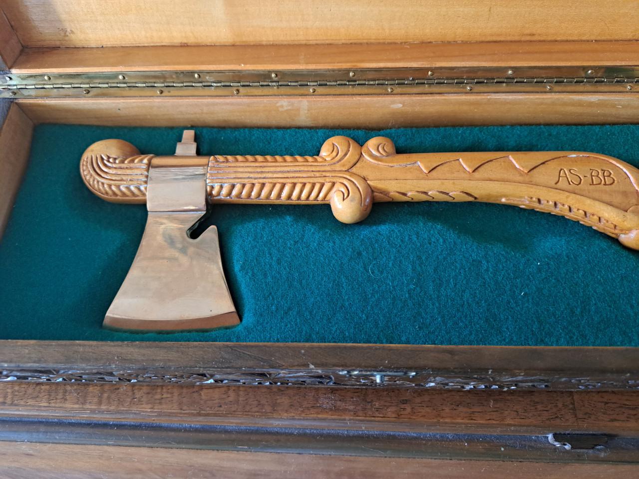 Ceremoniële houten Bijl houtgesneden met koper
