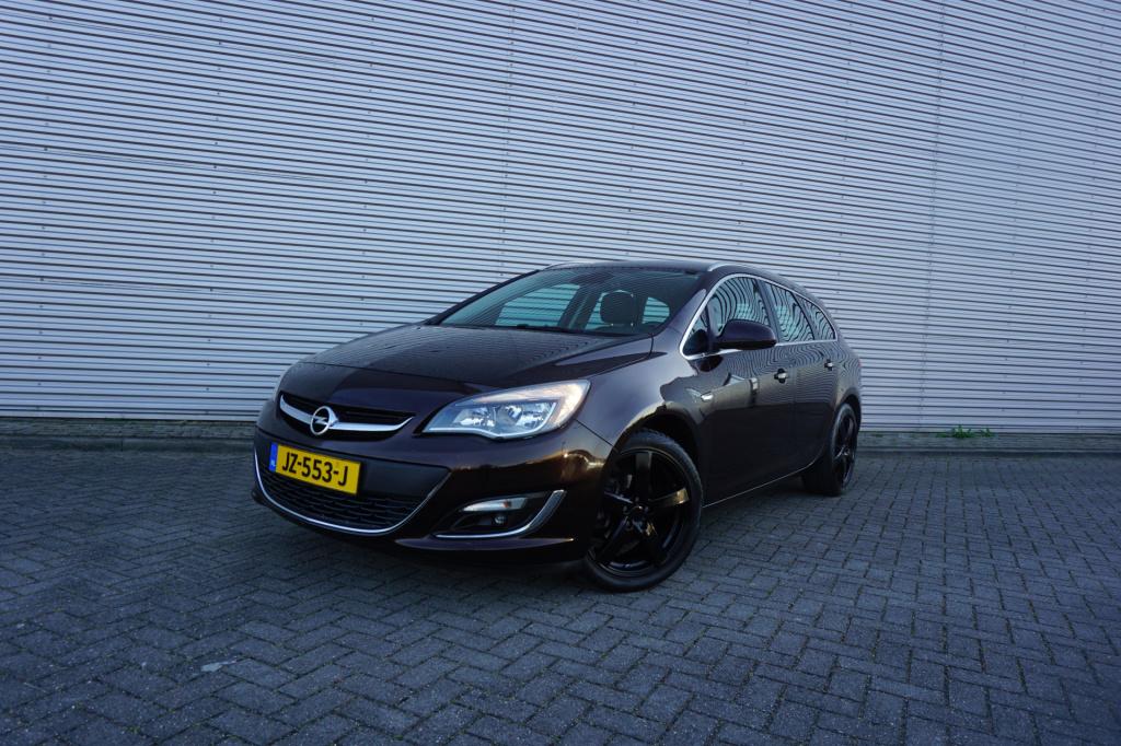 Opel Astra sports tourer 1.4 turbo sport + climate / navi / cruise / camera