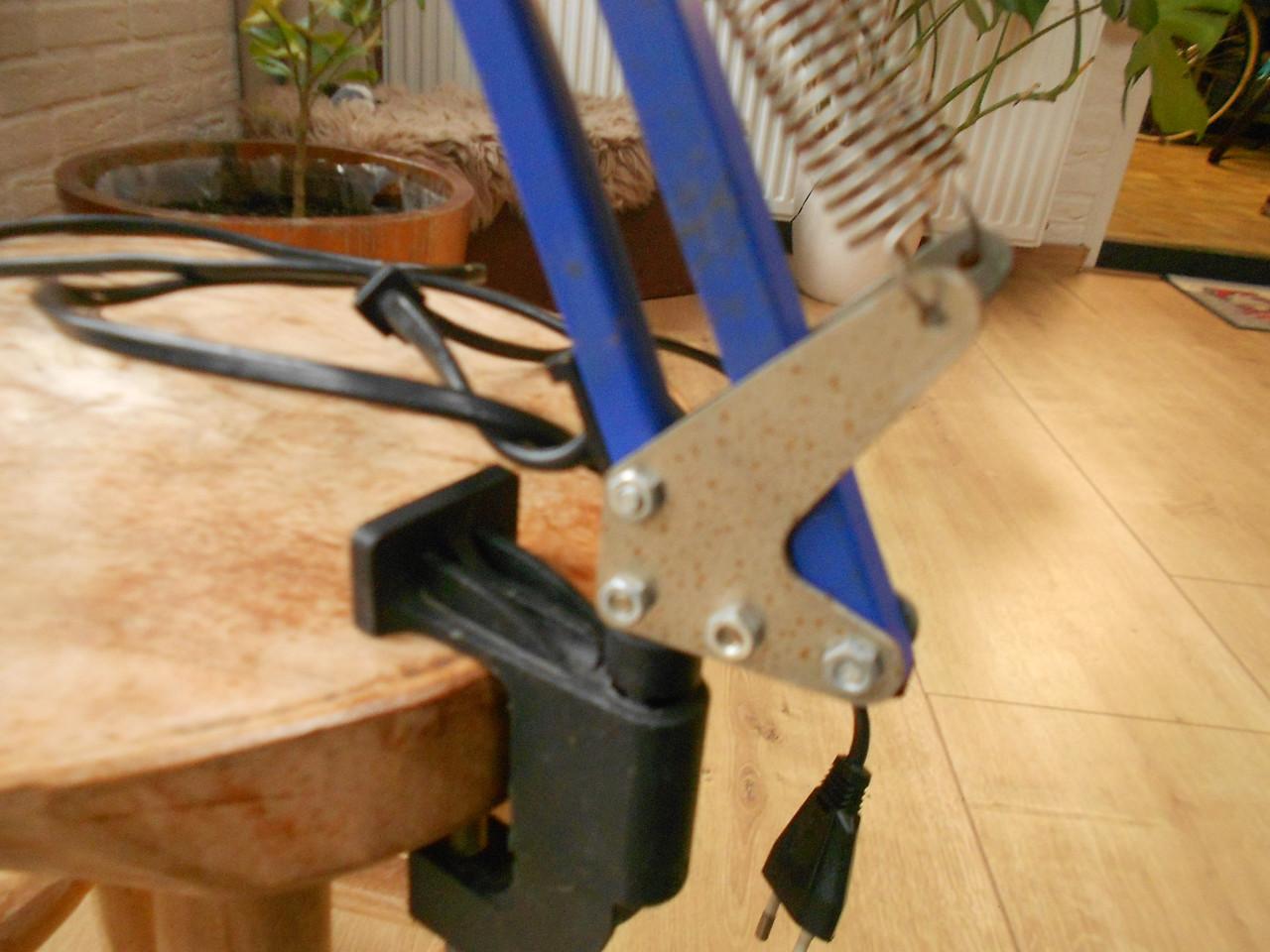 Twee vintage schaar klem lampen.